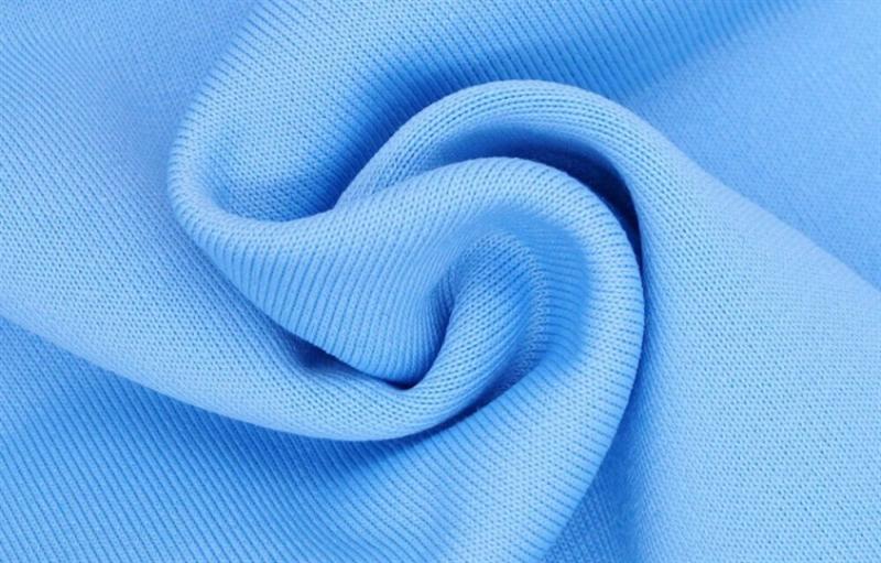 Vải xanh nhạt có các mắt dệt nổi, minh họa bề mặt vải thun cá sấu
