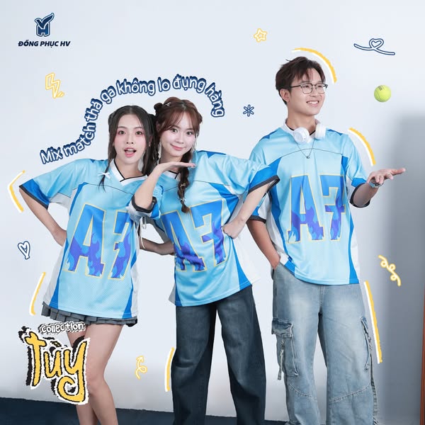 Áo lớp oversize cổ tim màu xanh AL702, bố cục ba người đứng giơ tay