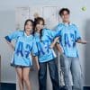 Áo lớp oversize cổ tim màu xanh AL702, ba người đứng nhìn thẳng