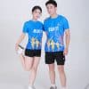 Áo chạy bộ xanh navy in 3D - TT1505, nam nữ đứng cạnh nhau