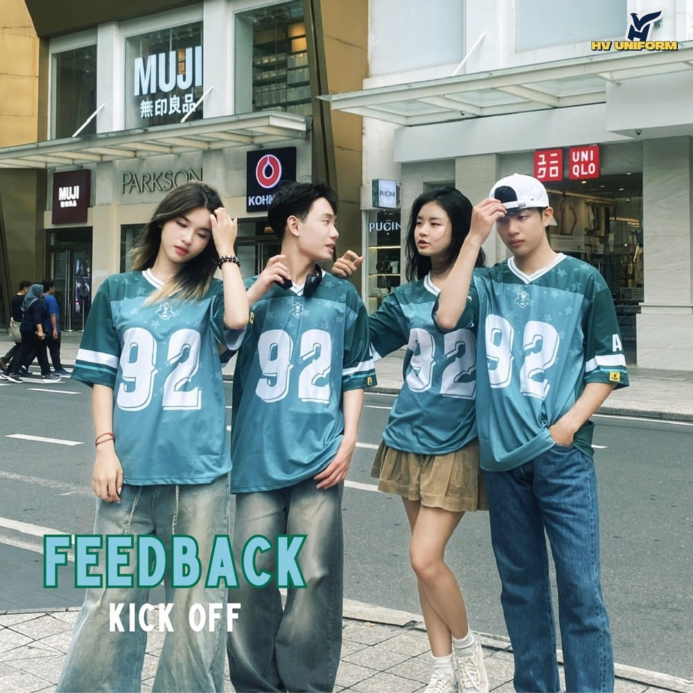 Áo lớp xanh Kick Off năng động AL404, bố cục ba người ngoài trời
