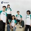 Áo lớp Basic trắng phối raglan lý đậm AL106, nhóm năm người quanh ghế thấp