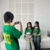 Áo lớp Craze xanh két AL208, nữ quay lưng cạnh hai nữ