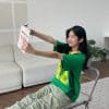 Áo lớp Craze xanh két AL208, nữ ngồi tự chụp ảnh