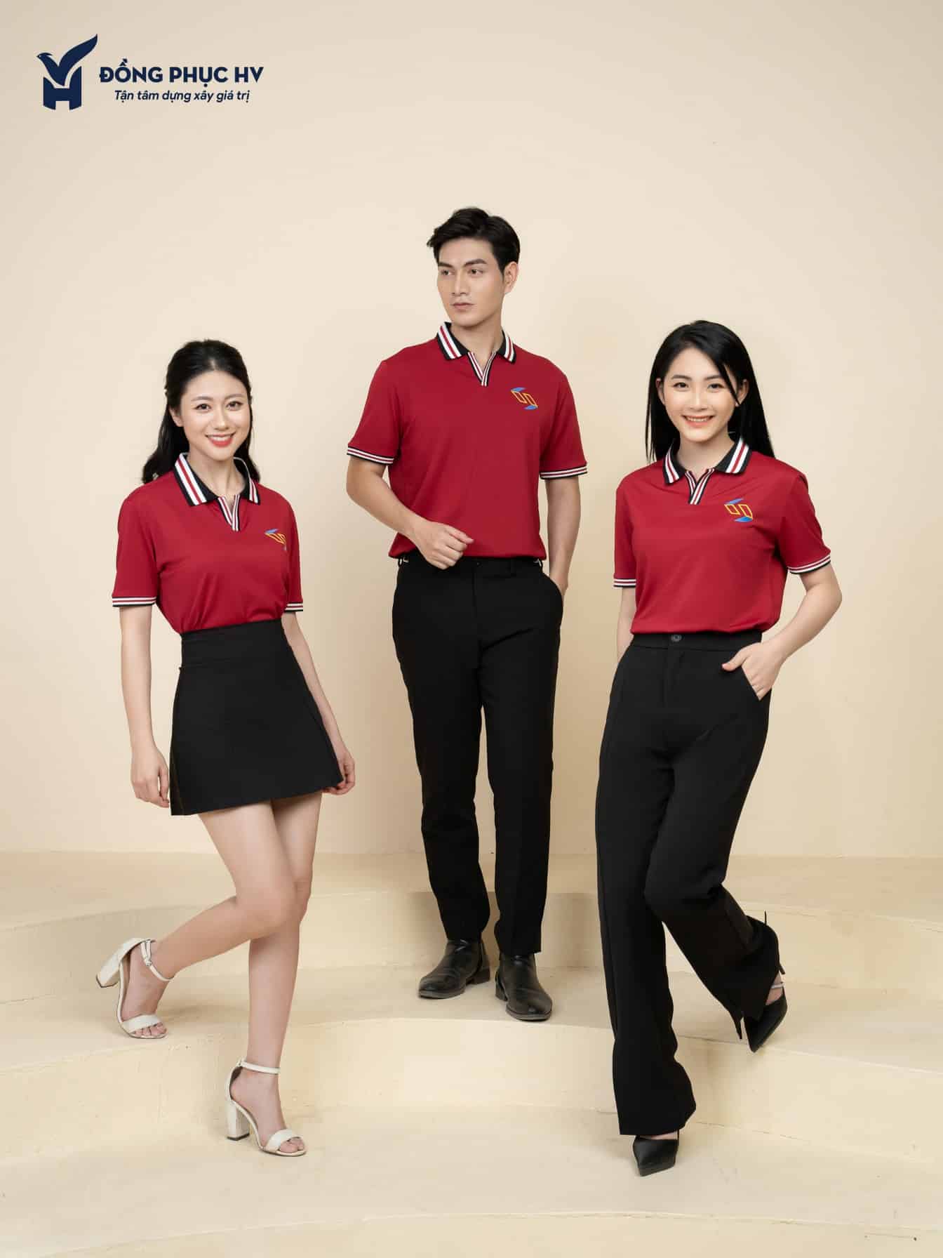 Đồng phục công ty đỏ đô - TT505, ba người đứng tạo dáng