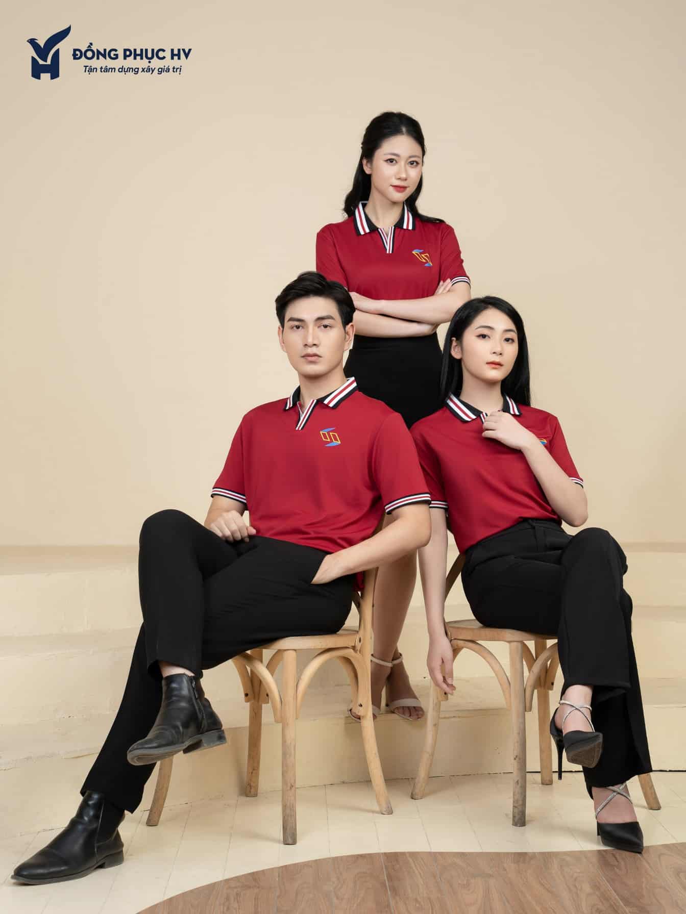 Đồng phục công ty đỏ đô - TT505, ba người đứng ngồi quanh ghế