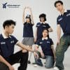 Áo lớp Basic xanh đen cổ kem AL104, nhóm năm người đứng ngồi tạo dáng