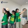 Áo lớp Craze xanh két AL208, ba nữ đứng tự chụp ảnh