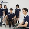 Áo lớp Basic xanh đen cổ kem AL104, nam ngồi trước, ba người phía sau