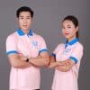 Áo thun đồng phục công ty hồng phấn lợt, nam nữ khoanh tay