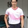 Áo thun đồng phục cổ tim trắng phối hồng, nam đứng thẳng