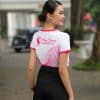 Áo thun đồng phục cổ tim trắng phối hồng, cận lưng áo nữ