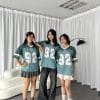 Áo lớp xanh Kick Off năng động AL404, ba nữ đứng trước rèm