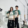 Áo lớp Phông Bạt collection xanh lá phối kem AL602, nam nữ đứng cạnh nhau