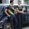 Áo thun đồng phục công ty ô tô, nam nữ đứng cạnh ô tô