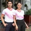 Áo thun đồng phục cổ tim trắng phối hồng, nam nữ đứng ngoài trời