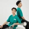 Áo lớp Basic lý đậm AL101, hai nam đứng ngồi cạnh ghế