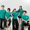 Áo lớp Basic lý đậm AL101, năm người đứng ngồi cạnh ghế
