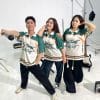 Áo lớp Phông Bạt collection xanh lá phối kem AL602, ba người cùng giơ tay