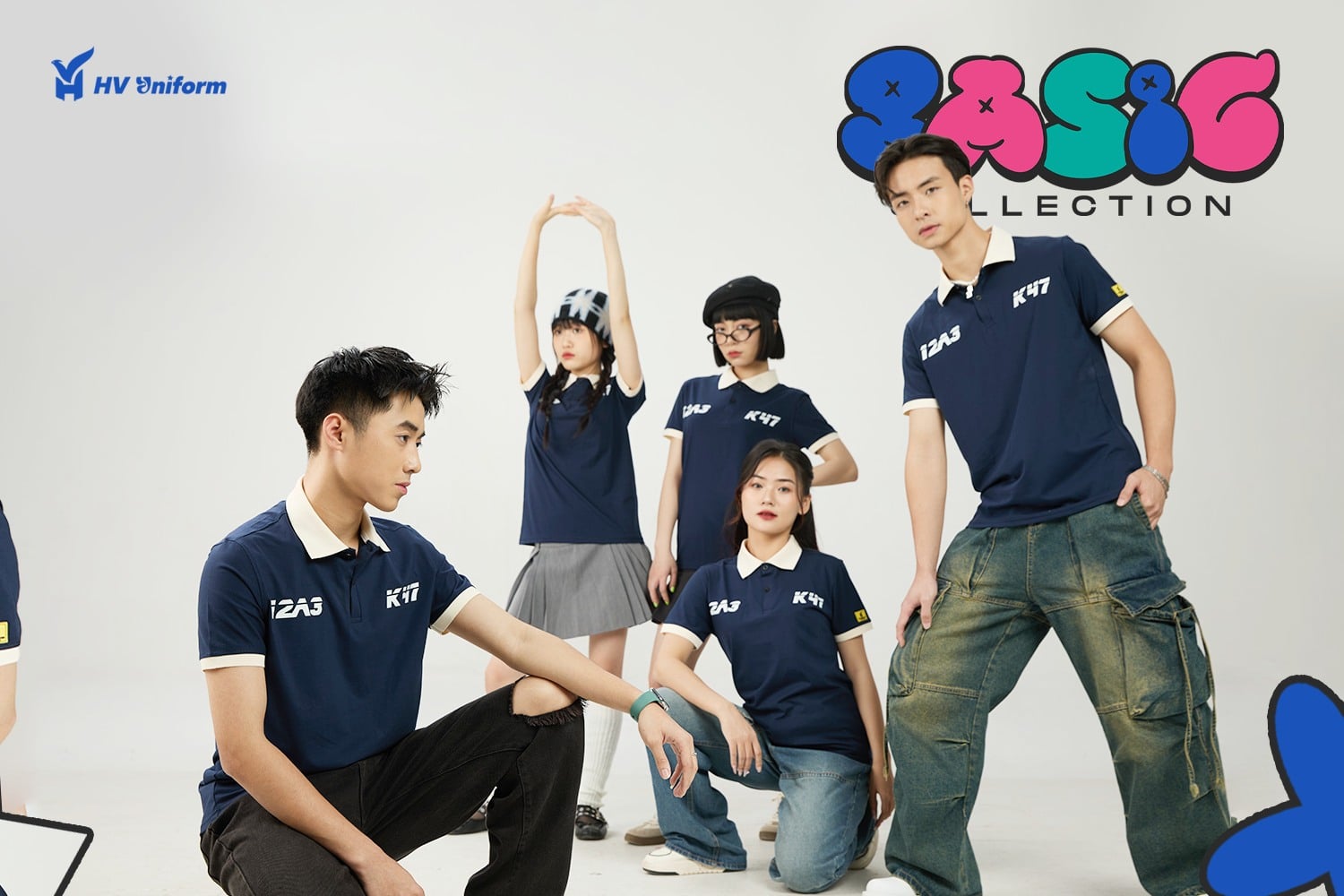Áo lớp Basic xanh đen cổ kem AL104, bố cục Basic, nhóm đứng ngồi