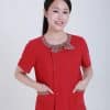 Bộ spa thẩm mỹ màu đỏ phối nơ kiểu SP5, nữ cho tay vào túi áo