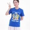 Áo đồng phục team building màu xanh bích - TT1802, cận nữ giơ hai ngón tay