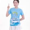 Áo đồng phục team building màu xanh dương - TT1703, cận nữ giơ tay phải