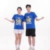 Áo đồng phục team building màu xanh bích - TT1802, nam nữ cùng dang tay