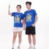 Áo đồng phục team building màu xanh bích - TT1802, nữ giơ tay cạnh nam