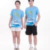 Áo đồng phục team building màu xanh dương - TT1703, nam nữ đứng cạnh nhau