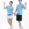 Áo đồng phục team building màu xanh dương - TT1703, nam giơ tay cạnh nữ