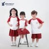 Đồng phục mầm non màu trắng gạo phối tay đỏ đô – MN103, ba bé, một bé ngồi ghế