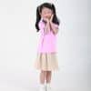 Đồng phục mầm non màu hồng đào phối quần váy sữa - MN104, bé gái giơ hai ngón tay