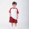 Đồng phục mầm non màu trắng gạo phối tay đỏ đô – MN103, bé trai đứng thẳng
