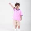 Đồng phục mầm non màu hồng đào phối quần váy sữa - MN104, bé trai giơ tay sang bên