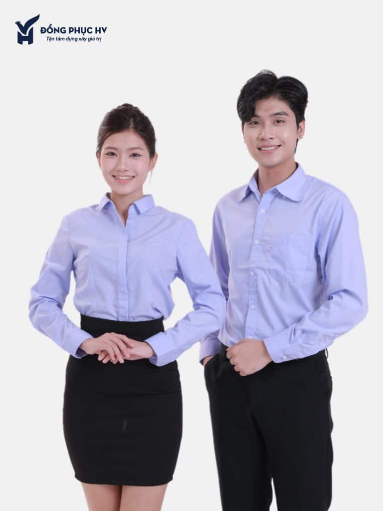 Nam và nữ mặc sơ mi tím nhạt dài tay với quần và chân váy đen