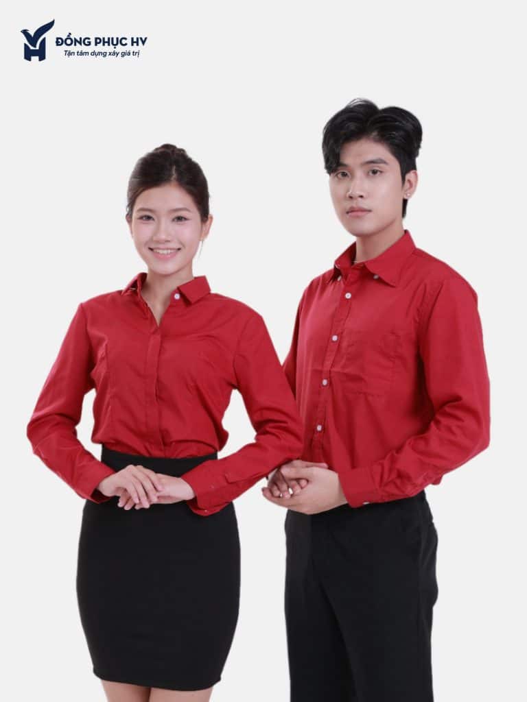 Nam và nữ mặc sơ mi đỏ đô dài tay với quần và chân váy đen