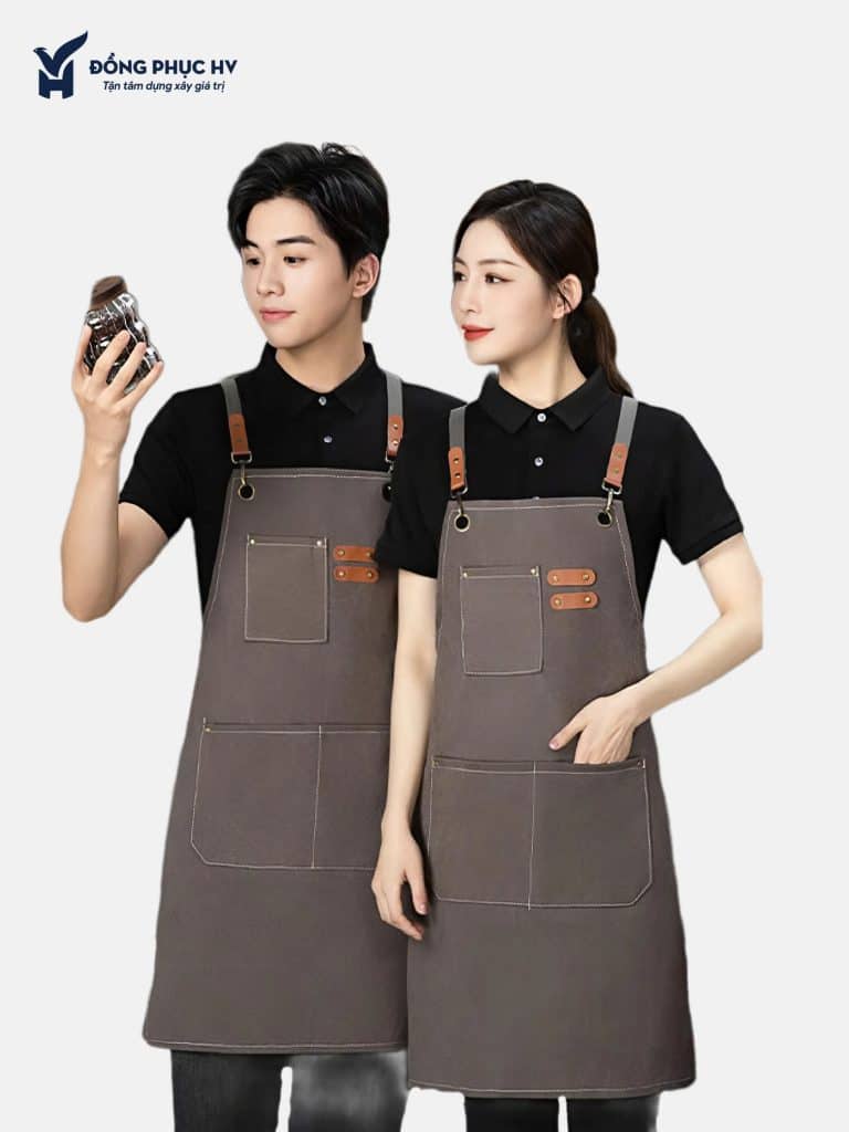 Nam nữ mặc tạp dề nâu có túi trước, minh họa ứng dụng vải đứng dáng cho tạp dề