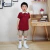 Đồng phục mầm non màu đỏ đô phối quần váy màu xanh than – MN226, bé trai đứng nhìn thẳng