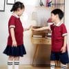 Đồng phục mầm non màu đỏ đô phối quần váy màu xanh than – MN226, hai bé nhìn nhau trong phòng