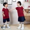 Đồng phục mầm non màu đỏ đô phối quần váy màu xanh than – MN226, bé gái chạm vai bé trai