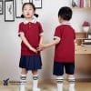 Đồng phục mầm non màu đỏ đô phối quần váy màu xanh than – MN226, hai bé nắm tay