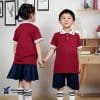 Đồng phục mầm non màu đỏ đô phối quần váy màu xanh than – MN226, hai bé quay các hướng