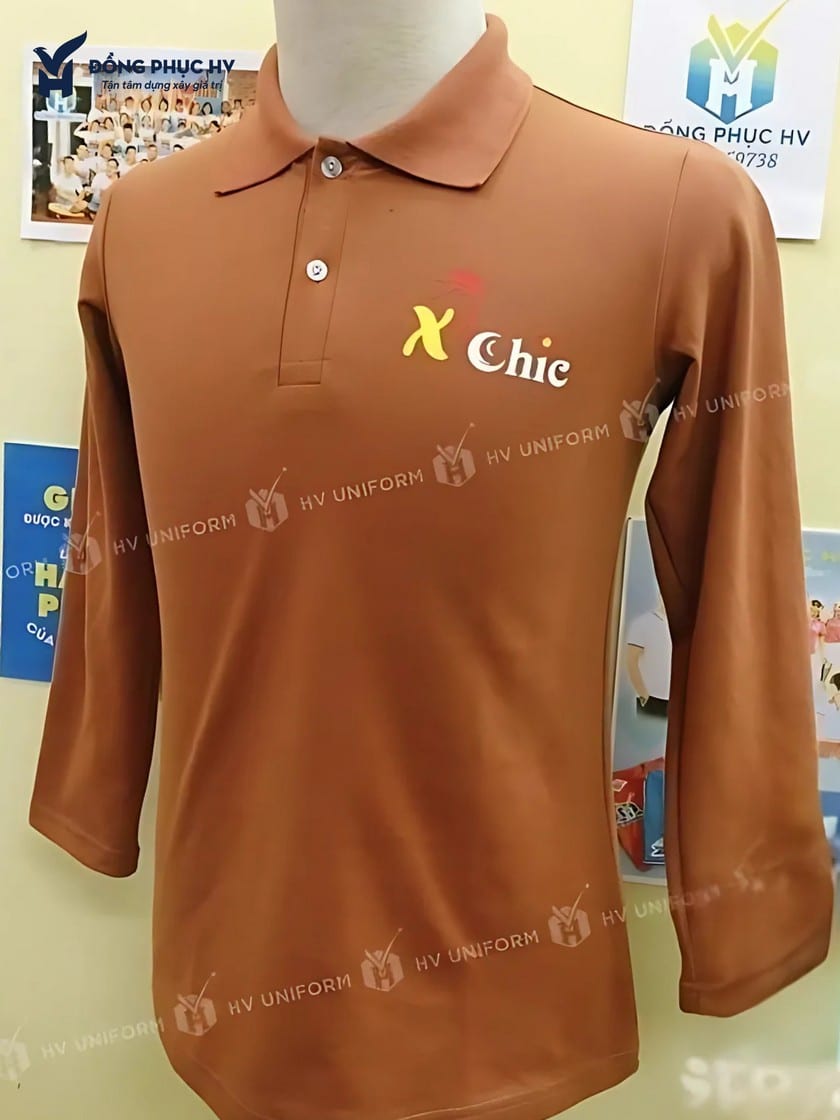 Áo polo dài tay nâu đất trên ma nơ canh, ngực thêu chữ X Chic