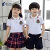 Đồng phục mầm non màu trắng phối quần váy màu xanh than - MN309, hai bé đứng cạnh nhau