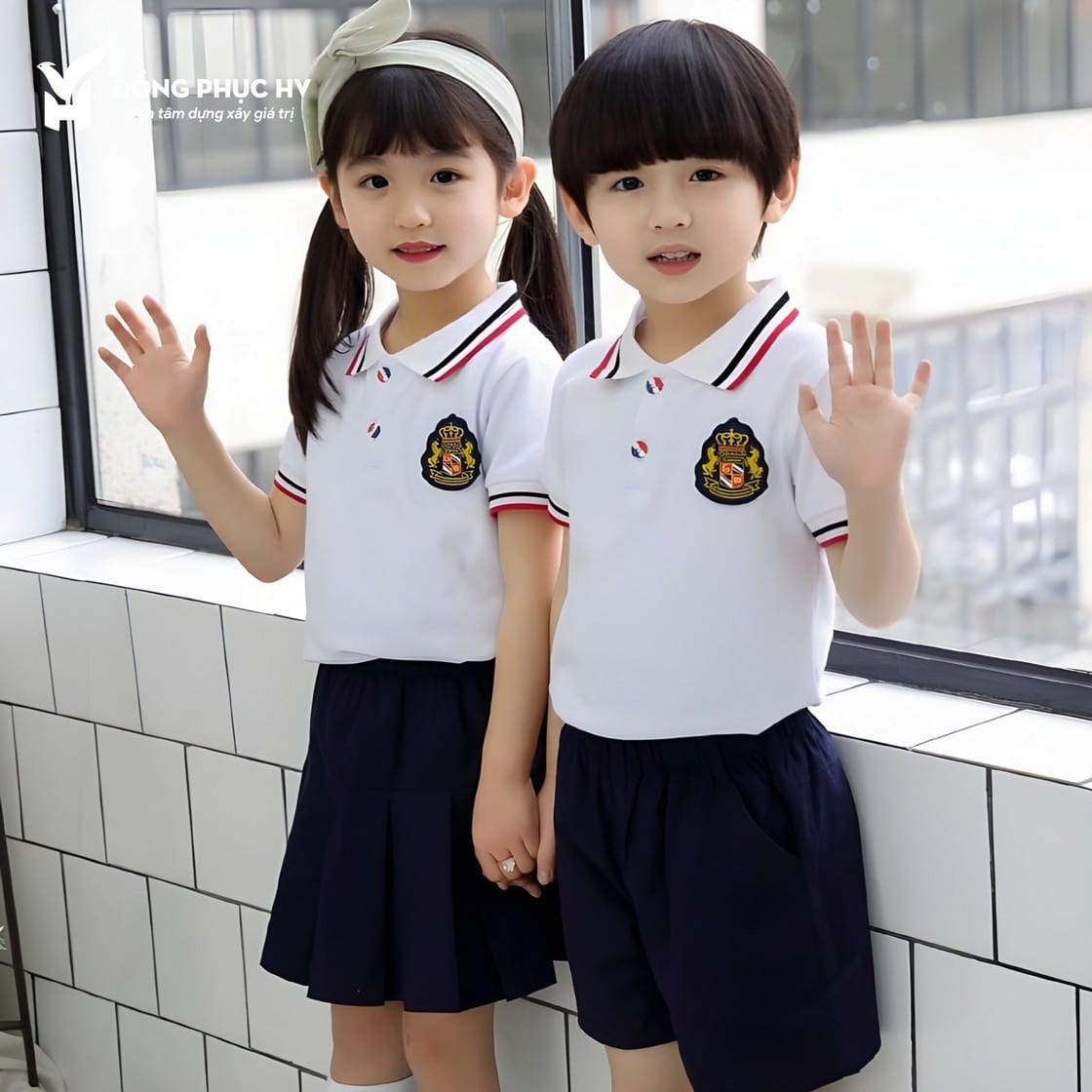 Đồng phục mầm non màu trắng phối quần váy màu xanh than - MN309, hai bé cùng giơ tay