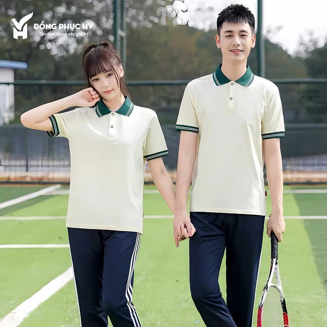 Đồng phục thể dục trường học trung học màu kem phối quần màu xanh than - TDTRH033, nam nữ nắm tay, khung gần